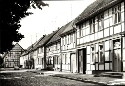 Ak Bad Wilsnack in der Prignitz, Ernst Thälmann Straße, Fachwerkhäuser