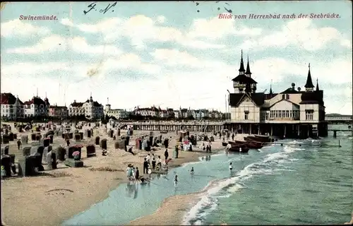 Ak Świnoujście Swinemünde Pommern, Blick vom Herrenbad nach der Seebrücke