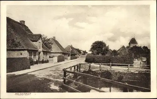 Ak Mildstedt in Nordfriesland, Straßenpartie im Ort, Reetdachhäuser