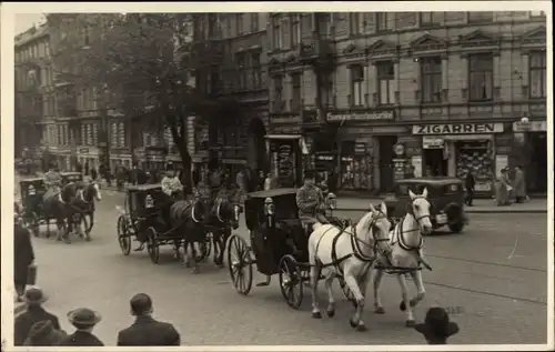 Foto Ak Hamburg ?, Straßenpartie mit Kutschen, Zigarrenhandlung