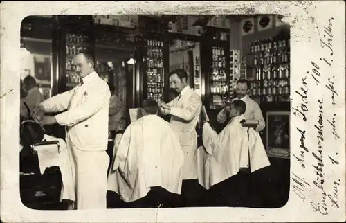 Foto Ak Hamburg, Friseur bei der Arbeit, Barbier