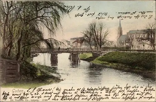 Ak Guben in der Niederlausitz, Flusspartie, Brücke, Blick auf den Ort