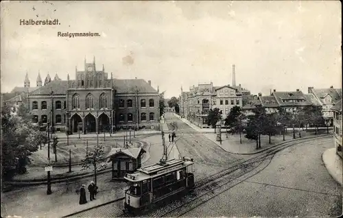 Ak Halberstadt am Harz, Realgymnasium, Straßenbahn