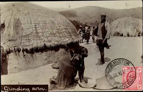 Ak Grinding corn, Afrikaner, Dorfansicht