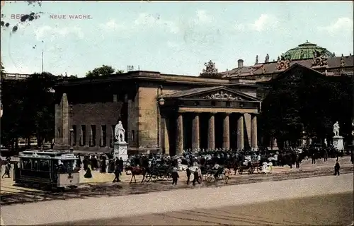 Ak Berlin Mitte, Neue Wache, Außenansicht, Statuen, Passanten, Straßenbahn, Kutsche