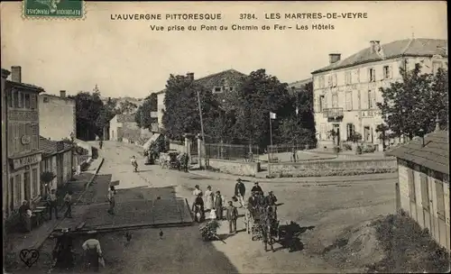Ak Les Martres-de-Veyre Puy-de-Dôme, Pont du Chemin de Fer, Les Hotels