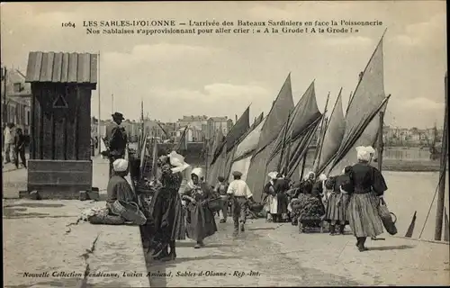 Ak Les Sables d'Olonne Vendée, L'Arrivee des Bateaux Sardiniers en face la Poissonnerie