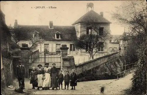 Ak Jaulzy Oise, L'Ecole, Schulgebäude, Gruppenbild