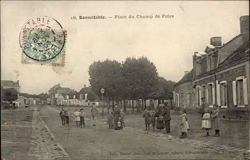 Ak Bonnétable Sarthe, Place du Champ de Foire, Anwohner, Platz
