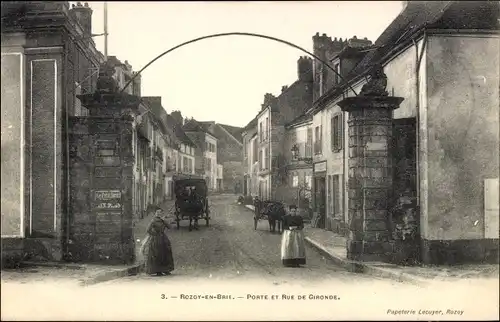 Ak Rozoy en Brie Seine et Marne, Porte et Rue de Gironde, Torbogen, Kutschen