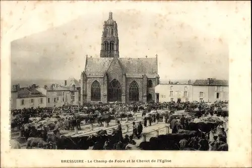 Ak Bressuire Deux Sèvres, Le Champ de Foire et le Chevet de l'Eglise, Kirchplatz, Viehmarkt