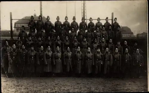 Foto Ak Deutsche Soldaten in Uniformen, Gruppenaufnahme