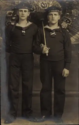 Foto Ak Cuxhaven in Niedersachsen, Deutsche Soldaten in Uniformen, Seeleute, Portrait 1910