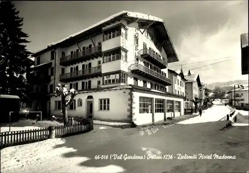 Ak Ortisei Sankt Ulrich in Gröden Südtirol, Dolomiti Hotel Madonna, Winteransicht