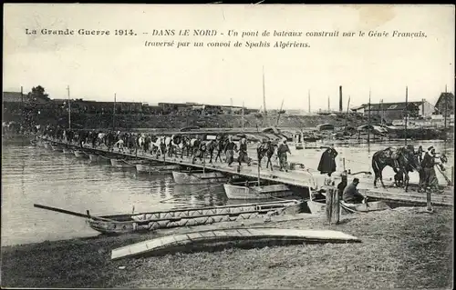 Ak Frankreich, Dans le Nord, Un pont de bateaux construit par le Genie Francais, 1914