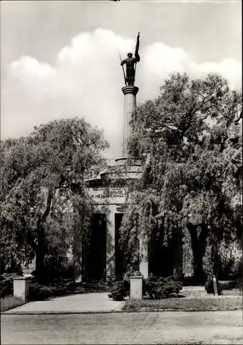 Ak Neustrelitz in Mecklenburg, Sowjetisches Ehrenmal