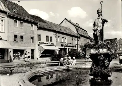 Ak Kölleda in Thüringen, Wipertusbrunnen am Markt, Buchbinderei Jäger, Geschäfte, Kinder