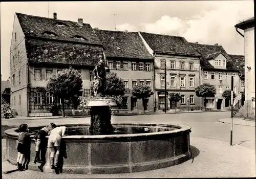 Ak Kölleda in Thüringen, Wipertusbrunnen am Markt, Kinder