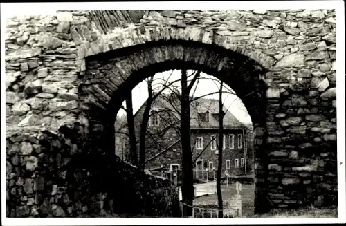 Foto Ak Reichenfels Hohenleuben Thüringen, Blick durch Torbogen