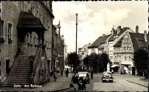 Ak Zeitz im Burgenlandkreis, Straßenpartie am Rathaus, Automobile