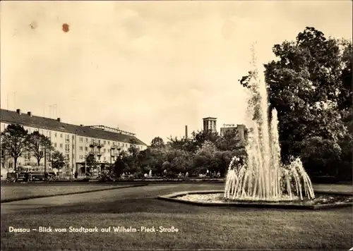 Ak Dessau in Sachsen Anhalt, Blick vom Stadtpark auf Wilhelm Pieck Straße, Springbrunnen