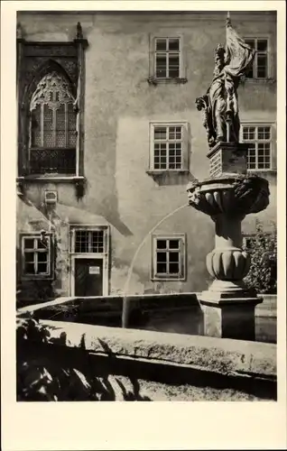 Ak Klosterneuburg Niederösterreich, Blick auf Leopoldisbrunnen im Altstift