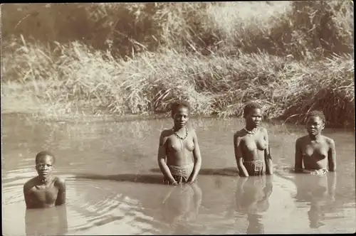 Foto Ak Afrika, Drei barbusige Frauen und Junge im Wasser
