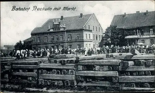 Ak Priekule Preekuln Lettland, Bahnhof mit Markt