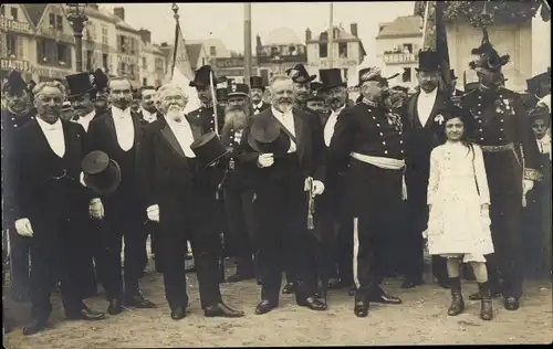 Foto Ak Beauvais Oise, Männer in Uniformen und Anzügen, Mädchen