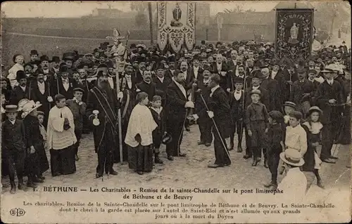 Ak Béthune Pas de Calais, Les Charitables, Remise de la Sainte Chandelle sur le pont limitrophe