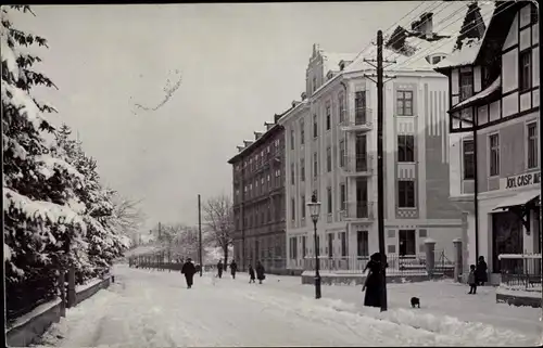 Foto Ak Feldkirch Elsass Haut Rhin ?, Straßenpartie im Winter