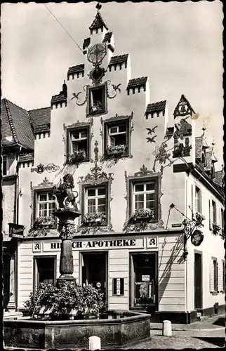 Ak Offenburg im Schwarzwald, Hirsch Apotheke, Giebel, Brunnen, Pharmacie du Cerf