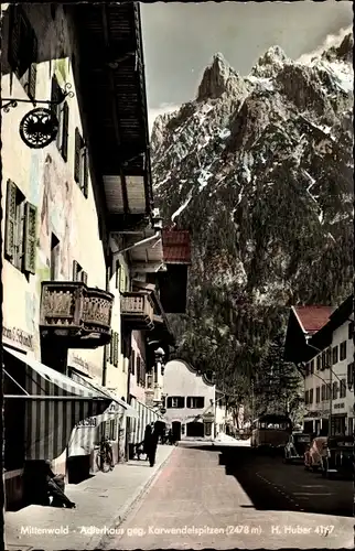 Ak Mittenwald in Oberbayern, Adlerhaus geg. Karwendelspitzen, Straßenszene