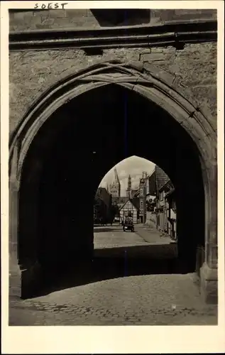 Foto Ak Soest in Westfalen, Dom, Torbogen, Straßenszene