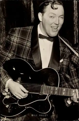 Ak Sänger Bill Haley, Portrait mit Gitarre