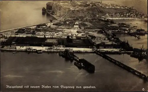 Ak Nordseeinsel Helgoland, Fliegeraufnahme der Insel mit Hafen