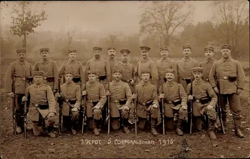 Foto Ak Deutsche Soldaten in Uniformen, 7. Depot, 5. Corporalschaft 1915