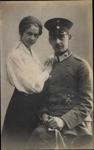 Foto Ak Deutscher Soldat in Uniform mit Ehefrau, Eisernes Kreuz