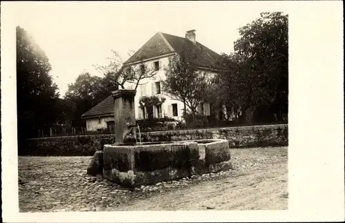 Foto Ak Boudevilliers Kanton Neuenburg, Ortspartie, Brunnen