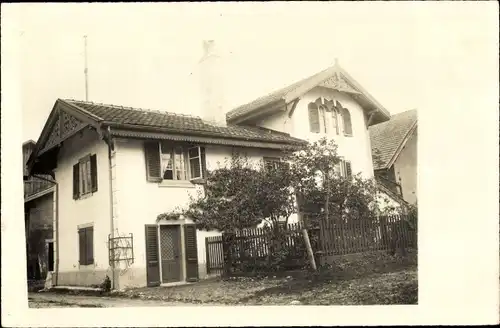 Foto Ak Boudevilliers Kanton Neuenburg, Ortspartie, Haus