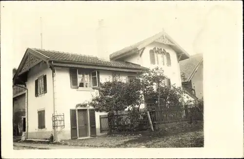 Foto Ak Boudevilliers Kanton Neuenburg, Ortspartie, Haus