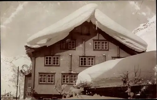 Foto Ak  Andermatt Kanton Uri, verschneites Haus