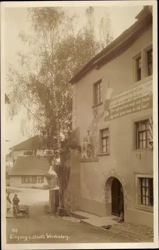 Foto Ak Werdenberg Kanton Sankt Gallen, Eingang zum Städtli, Wandbild