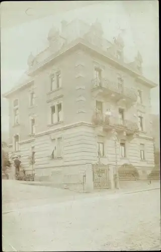 Foto Ak Zürich Stadt Schweiz, Villa, Anwohner am Balkon