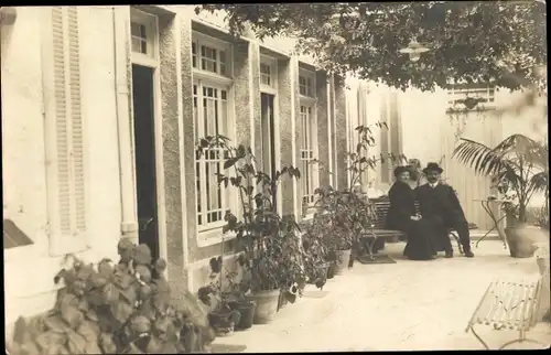 Foto Ak Algier Alger Algerien, Paar auf Terrasse, Pflanzen