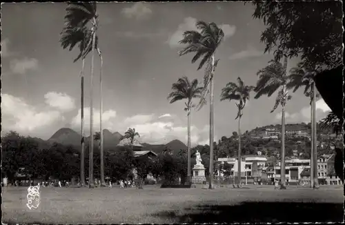Ak Fort de France Martinique, La Savane et la Statue l'Imératrice Joséphine