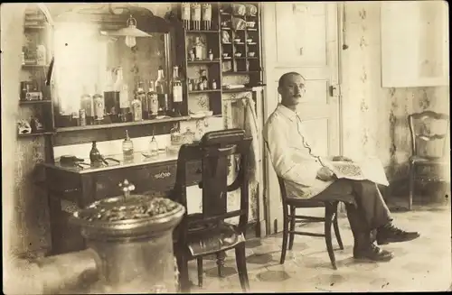 Foto Frankreich, Wohnhaus, Mann auf Stuhl sitzend, Alkohol, Flaschen