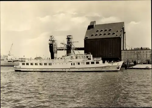 Ak Stralsund, Hafen, Personenschiff, Kräne, Speicherhaus