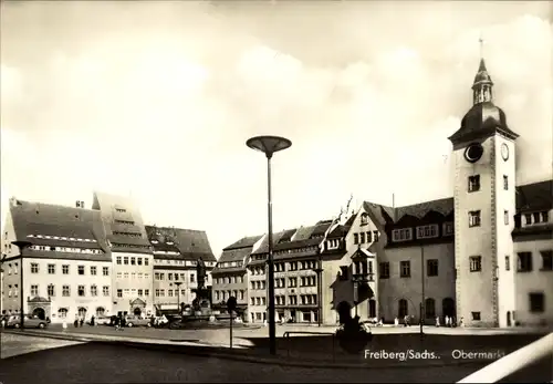 Ak Freiberg in Sachsen, Obermarkt, Turmuhr, Parkplatz, Brunnen