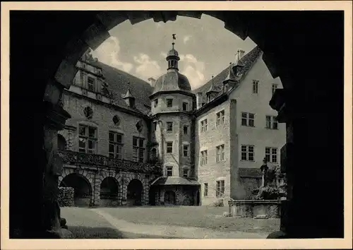 Ak Weikersheim in Tauberfranken Württemberg, Schloss, Schlosshof mit Saalbau, Brunnen